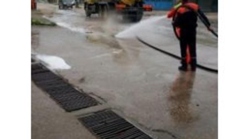 K&ouml;rfez Belediyesi Temizlik Ekipleri &Ccedil;alışmalarını S&uuml;rd&uuml;r&uuml;yor