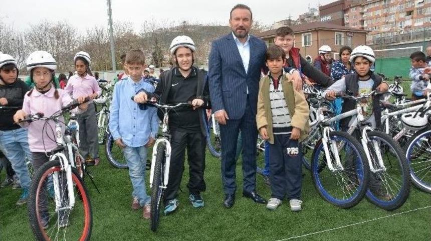 İzmit&rsquo;te 705 &Ouml;ğrenciye &Uuml;cretsiz Bisiklet Hediye Edildi