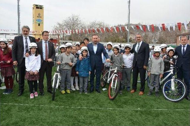 İzmit’te 705 Öğrenciye Ücretsiz Bisiklet Hediye Edildi