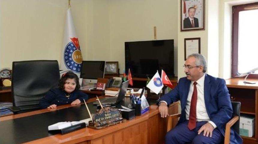 Rekt&ouml;r Deveci Koltuğunu Down Sendromlu &Ouml;ğrenciye Devretti