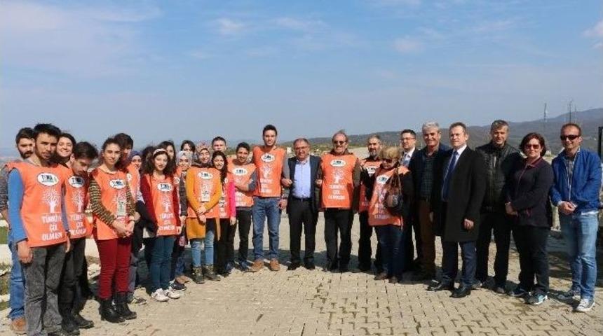 &Ouml;ğrenciler Yeni Mezarlığa Fidan Dikti