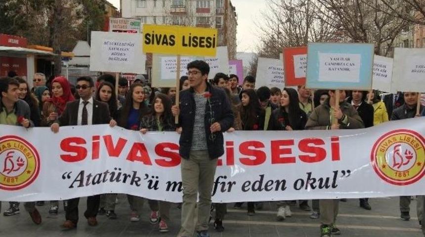 Sivas Lisesi, Yaşlılığa Dikkat &Ccedil;ekmek İ&ccedil;in Y&uuml;r&uuml;y&uuml;ş D&uuml;zenledi