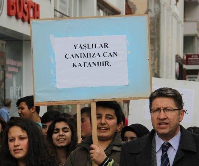 Sivas Lisesi, Yaşlılığa Dikkat Çekmek İçin Yürüyüş Düzenledi