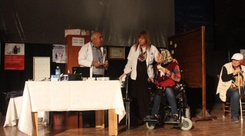 Edremit&rsquo;te &ldquo;sağlık Olsun&rdquo; Tiyatrosu B&uuml;y&uuml;k İlgi G&ouml;rd&uuml;