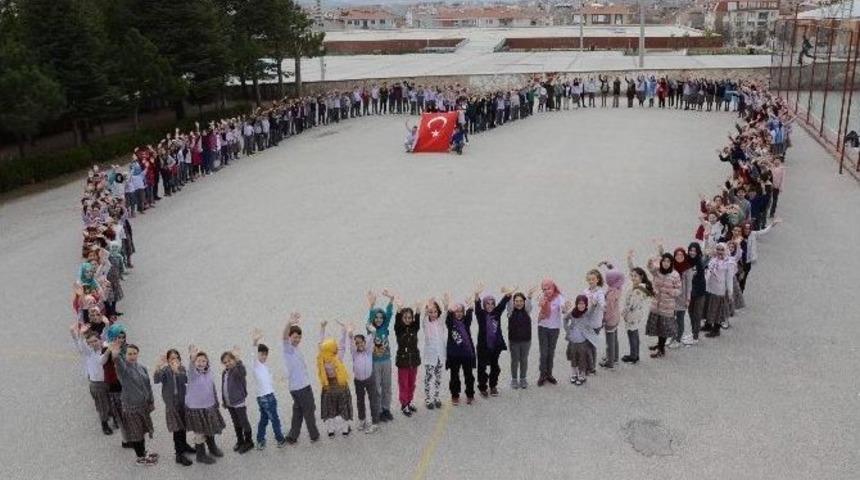 Oluşturdukları Dev Kalple Asker Ve Polislere Destek Oldular