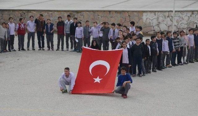 Oluşturdukları Dev Kalple Asker Ve Polislere Destek Oldular