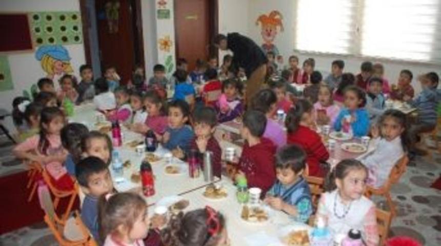 &Ouml;nce &Ccedil;evreyi Temizlediler, Sonra Da Pasta Kestiler