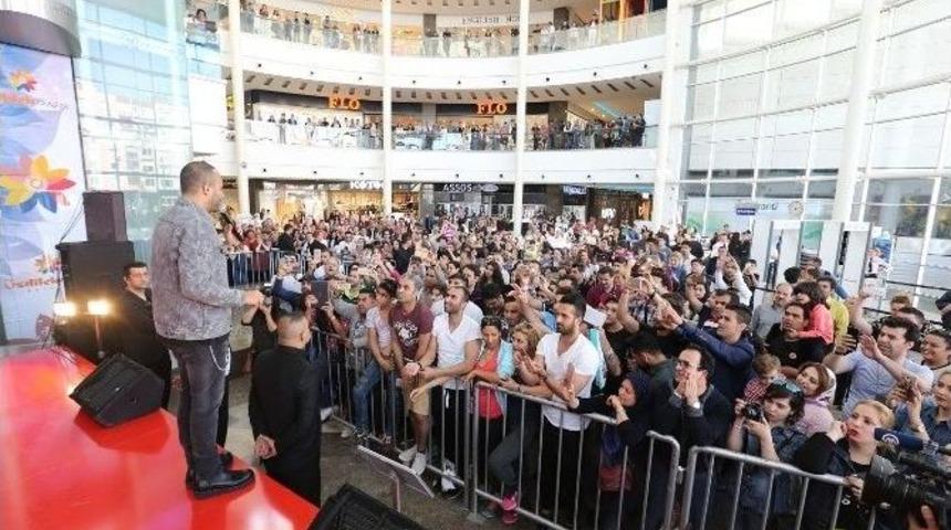 İranlı Şarkıcı Arash Labaf, Hayranlarıyla Buluştu