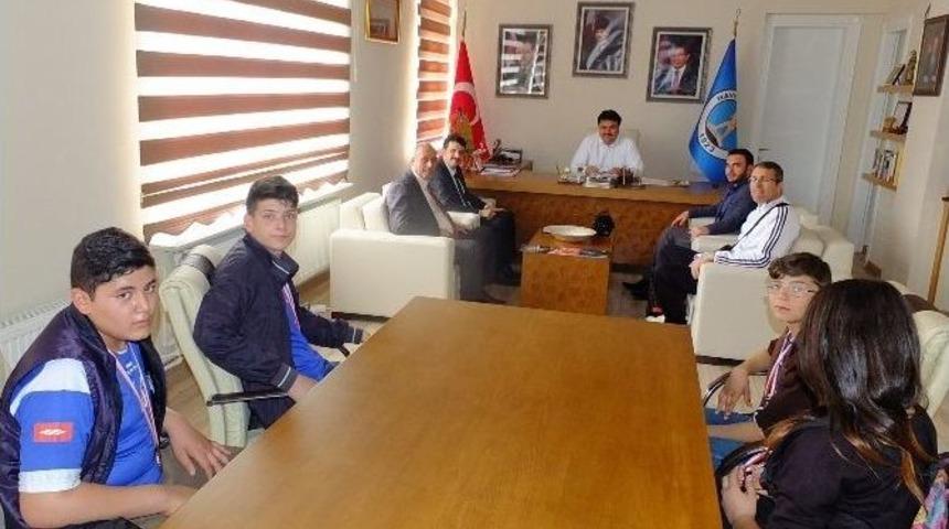 Kazandıkları Madalyalarını Başkan Emin Ersoy&rsquo;a Getirdiler