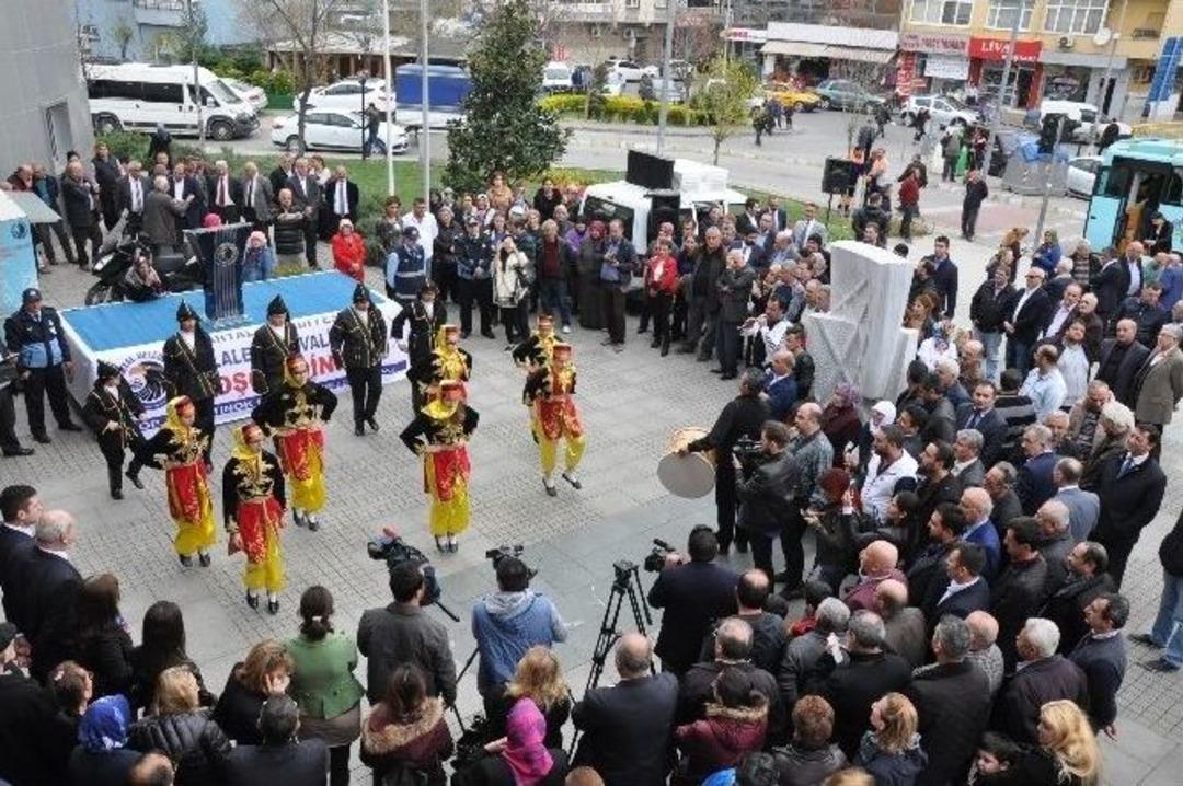 Lale Festivali&rsquo;nde Binlerce Lale Soğanı Dağıtıldı