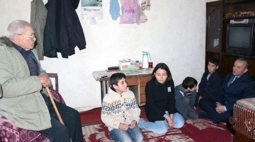 Vali G&uuml;ner &Ccedil;ocuklarla Birlikte Yaşlıları Evinde Ziyaret Etti