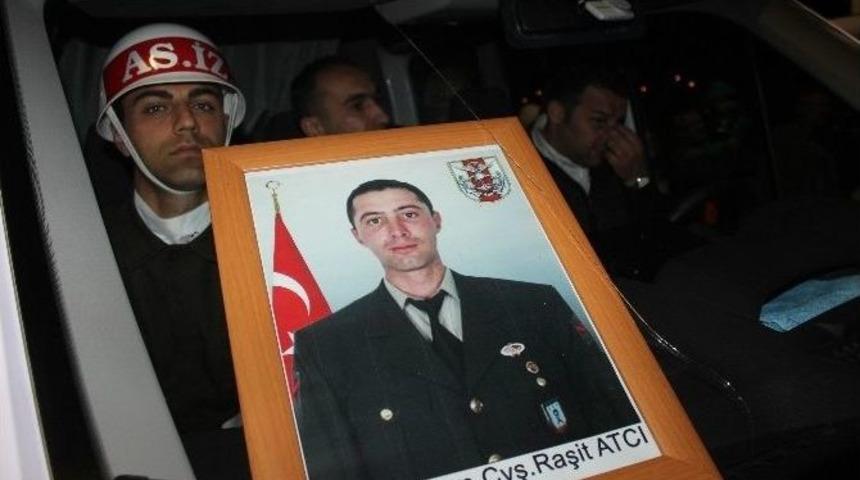 Şehit Oğlunu Asker Parkasıyla Karşıladı