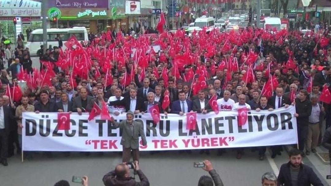 D&uuml;zce&rsquo;de Binlerce Kişi Ter&ouml;r&uuml; Lanetlemek İ&ccedil;in Y&uuml;r&uuml;d&uuml;