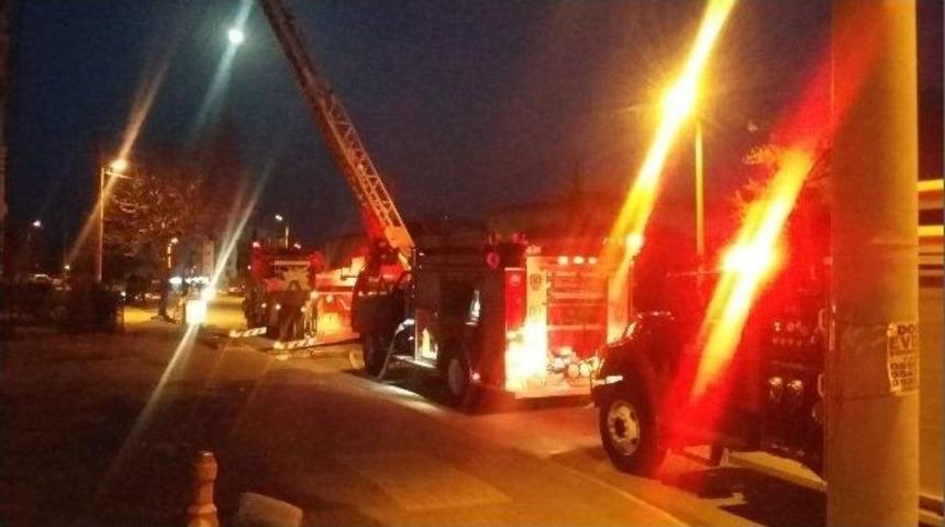 İzmir&rsquo;de Kız &Ouml;ğrenci Yurdunda Yangın Paniği