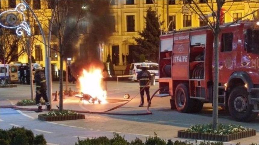 Polise Kızdı, Motosikletini Yaktı