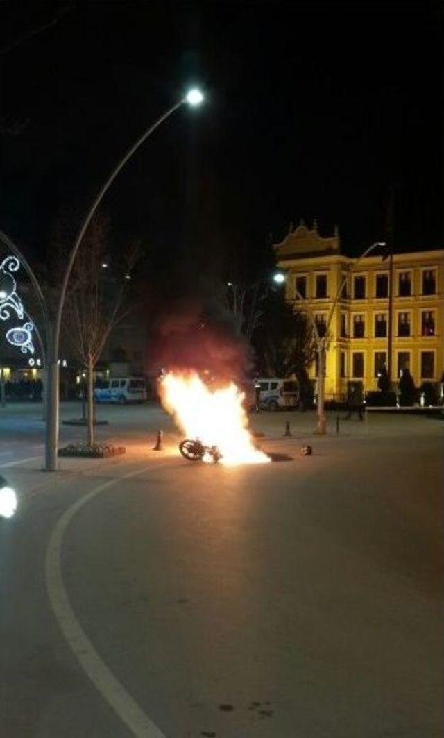 Polise Kızdı, Motosikletini Yaktı