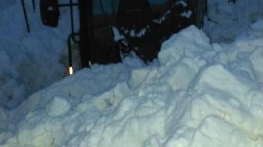 Karayolları Ekibinin &Uuml;zerine &Ccedil;ığ D&uuml;şt&uuml;