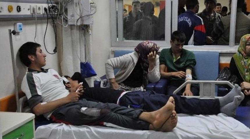 &Ouml;ğrenci Servisi Otomobile &Ccedil;arptı:15 Yaralı