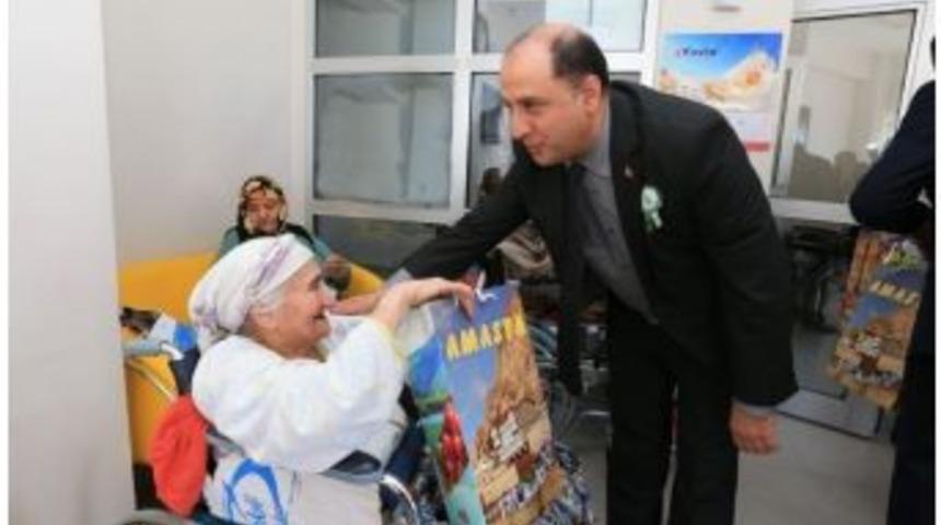 Vali &Ccedil;omaktekin&rsquo;den Yaşlılara Saygı Mesajı