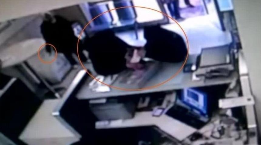 Soygunculardan C&uuml;zdanını &Ccedil;&ouml;pe Atarak Sakladı