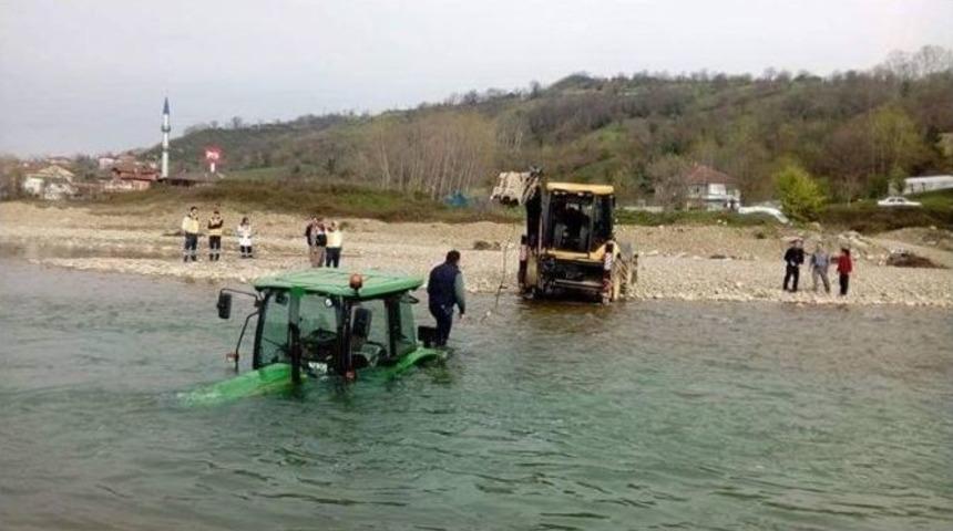 Sulara G&ouml;m&uuml;len Trakt&ouml;r B&ouml;yle Kurtarıldı