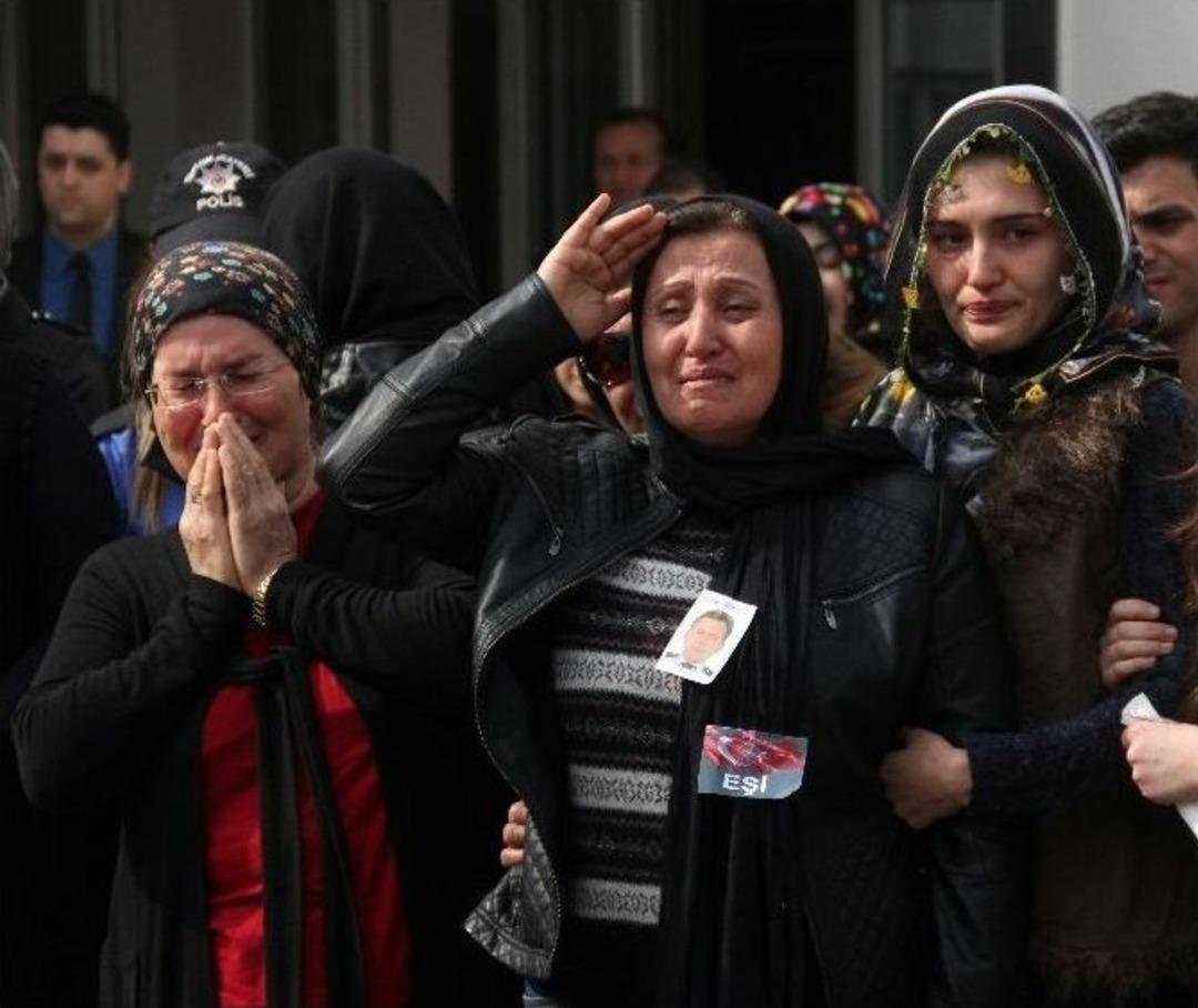 Başkomiser Eşini Selam Durarak Uğurladı