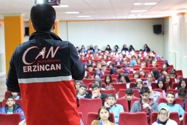 Erzincan’da Gençlere Temel Afet Bilinci Seminerleri Veriliyor