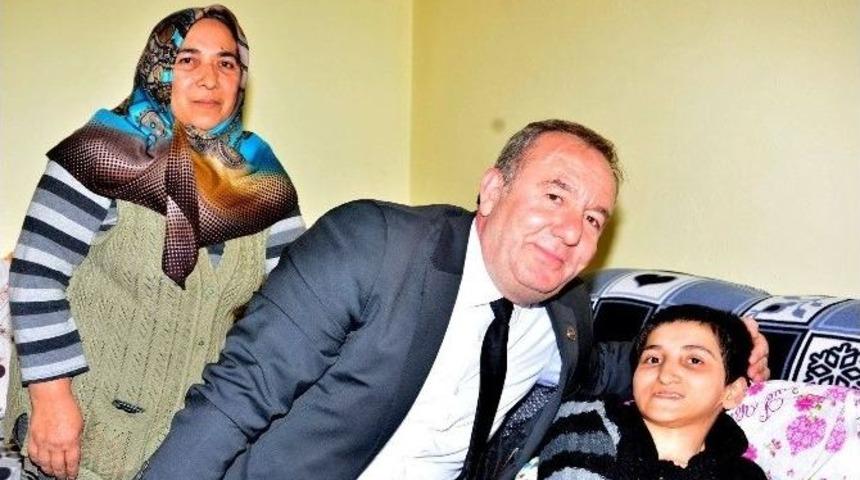 Başkan Şahiner Engelli Genci Sevindirdi