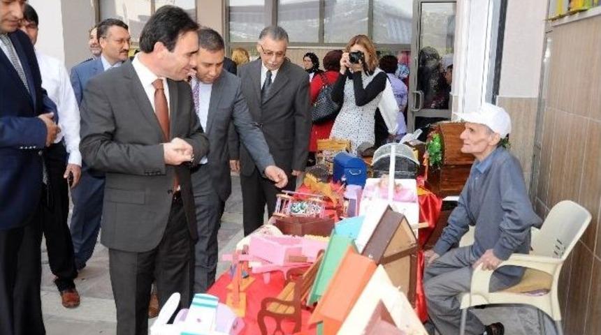 Yaşlılar Haftasında Sergi A&ccedil;tılar M&uuml;zikle Kutladılar