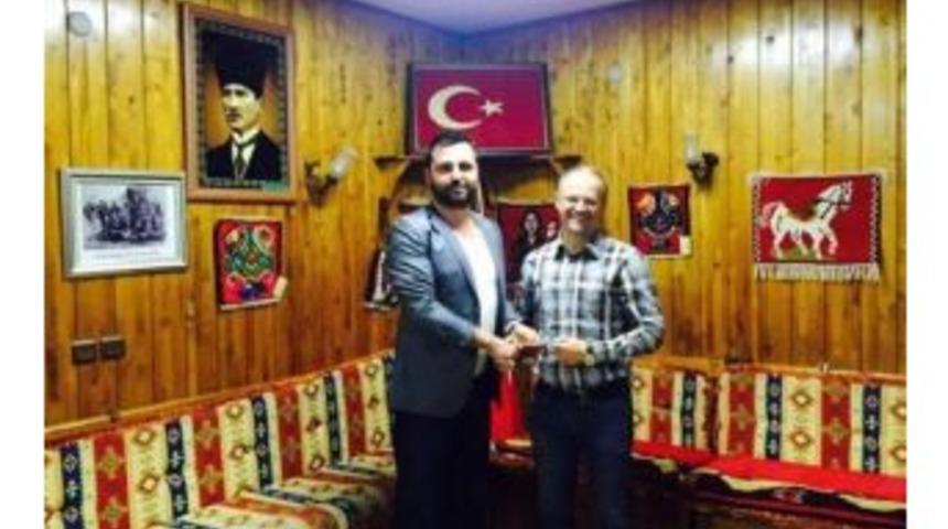 Anadolu Yakası Bosna Sancak Derneği&rsquo;nden İrfan Buz&rsquo;a &Ouml;d&uuml;l