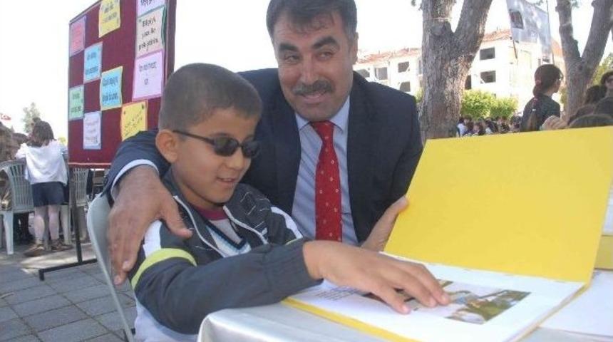 Minik Yazarlar Eserlerini İmzalayıp Sattı