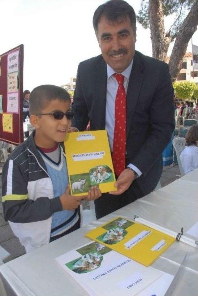 Minik Yazarlar Eserlerini İmzalayıp Sattı