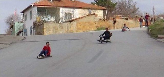 Yozgat’ta Çocukların Tornetle Kayak Keyfi