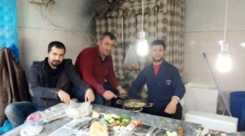 Balık Satıcısından M&uuml;şterilere Pişmiş Balık İkramı