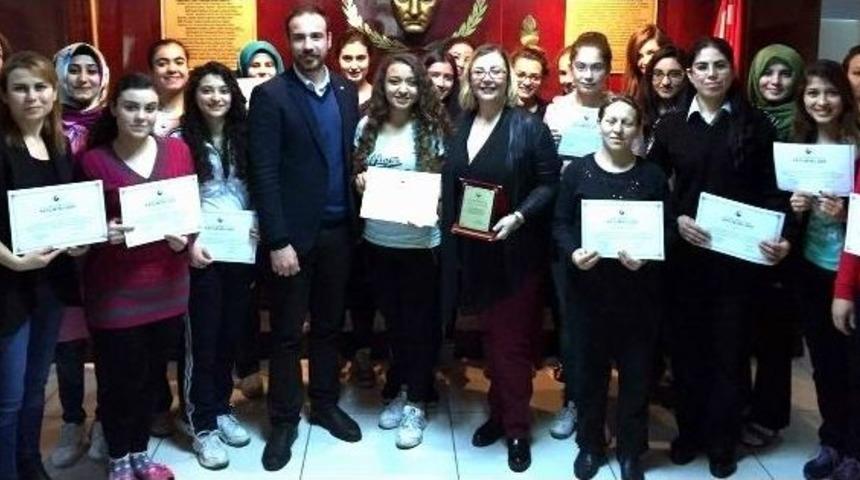 &Uuml;niversitelilere Etkili İletişim Ve Bedeb Dili Anlatıldı