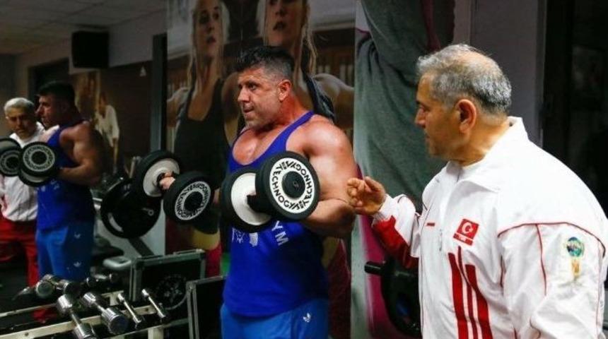 İzmirli V&uuml;cut&ccedil;ular Se&ccedil;meler İ&ccedil;in Kampa Girdi