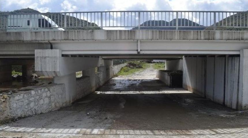 Ak&ccedil;apınarlılar Alt Ge&ccedil;idin &Ccedil;amurundan Kurtuldu