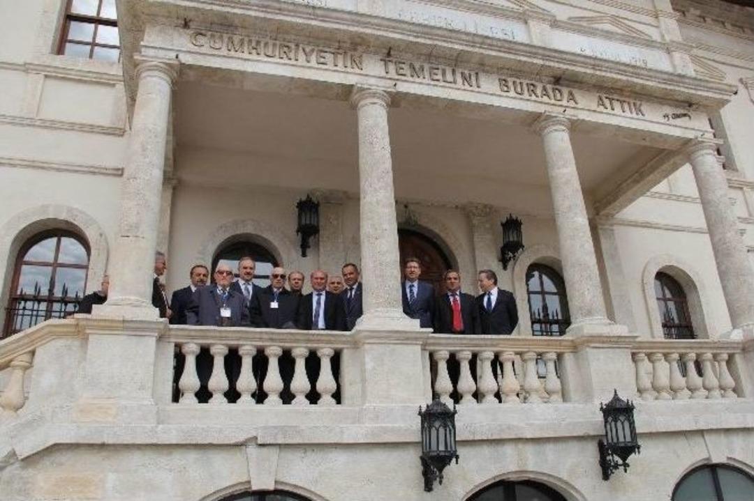 Asırlık &Ccedil;ınarlar Yıllar Sonra Okudukları Lisede Buluştu