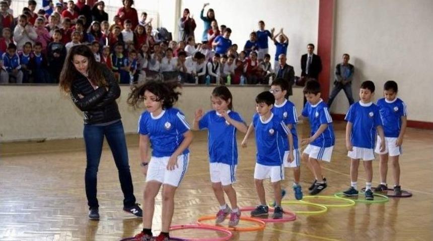 Aliağa&rsquo;da &Ccedil;ocuklar Yarışmalarda G&ouml;n&uuml;llerince Eğlendi