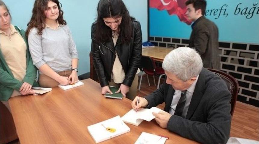 Yazar C&uuml;neyd Suavi Sevenleri İle Buluştu