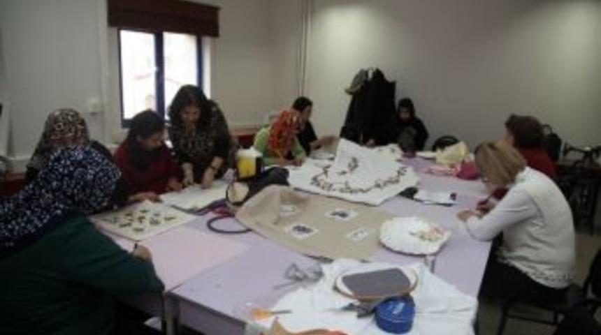 Kursiyerler Dekoratif &Ouml;rt&uuml;n&uuml;n İnceliklerini &Ouml;ğreniyor