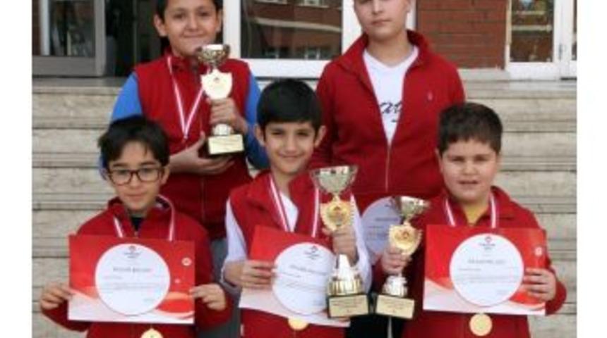 &Ouml;zel Sanko Okulları 3 Kupa Ve 5 Madalya Kazandı