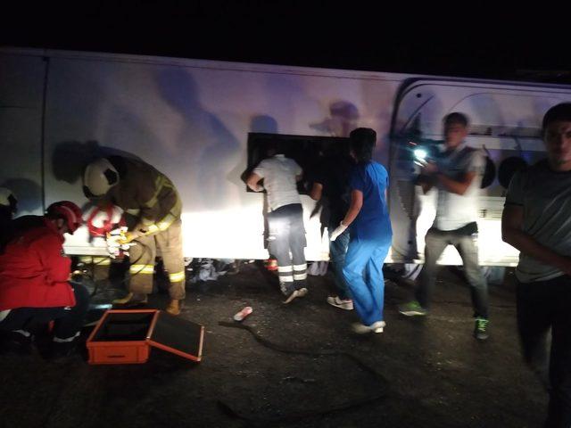 Bandırma'da yolcu minibüsü devrildi: 10 yaralı