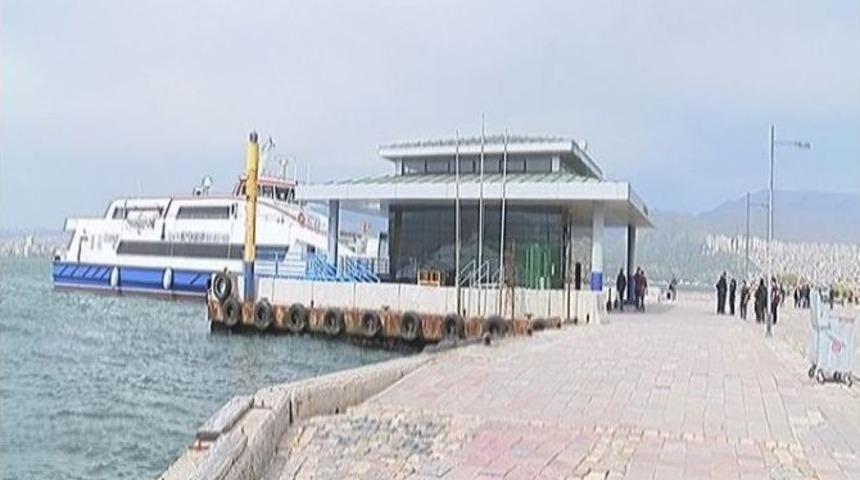 İzmir&rsquo;de Fırtına Sokakları Boşalttı