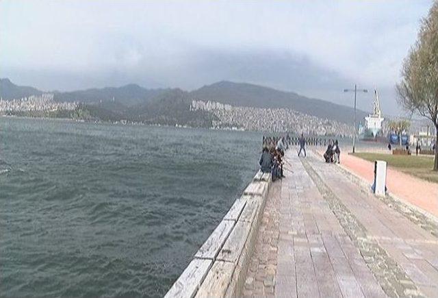 İzmir’de Fırtına Sokakları Boşalttı