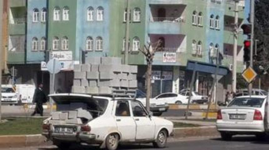 Otomobilin &Uuml;zerinde Briket Taşıdı
