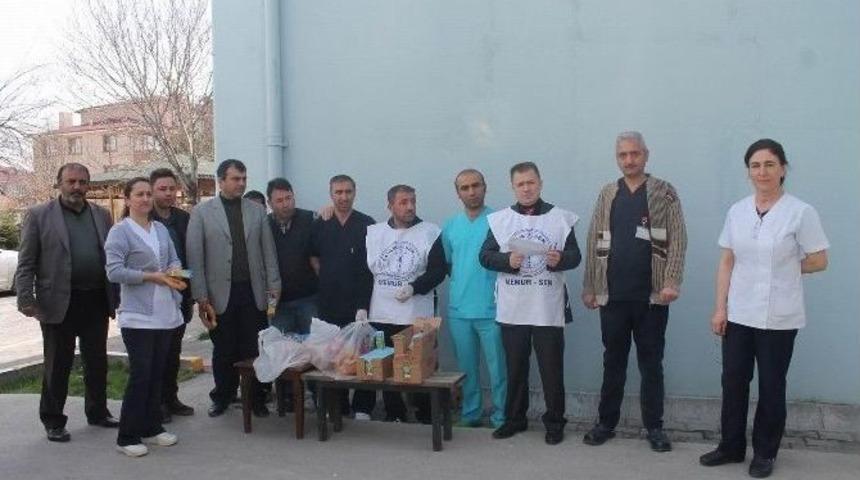 Hastane Yemeklerini Protesto Eden Sağlık&ccedil;ılar Simit Yedi