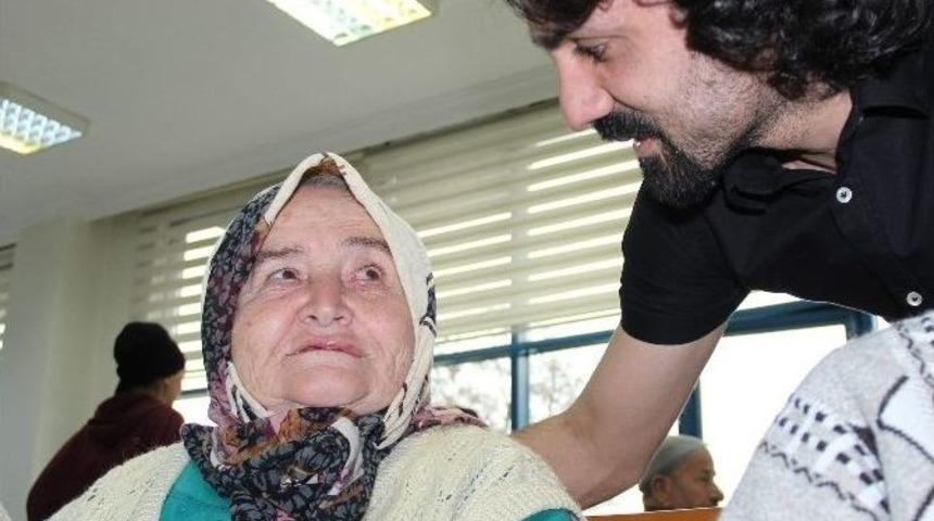 Futbolculardan Yaşlılara Anlamlı Ziyaret