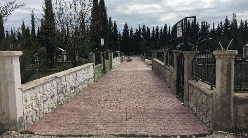 Mezarlıkta &Ccedil;evre D&uuml;zenlemesi Yapılıyor