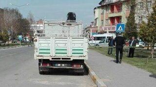 Kamyonet Altındaki Şüpheli Paket Fünye İle Patlatıldı